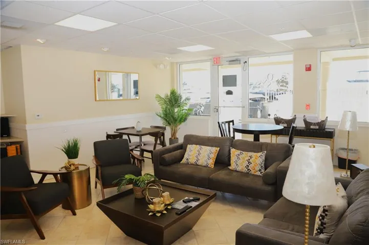 1001  10th S AVE, Naples, FL 34102