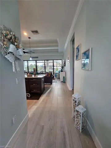 Foyer with crown molding and 10ft Ceilings.
