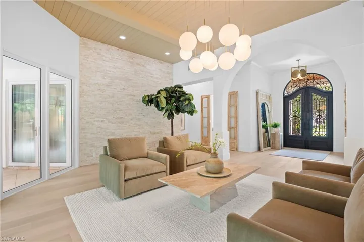 189 Edgemere Way S, Naples, Florida 34105