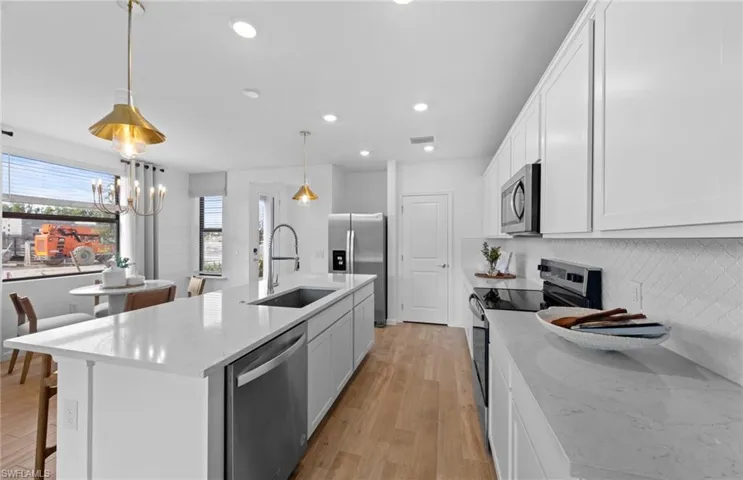 Interior photos are of a staged model home. Illustration purposes only. Options may vary.