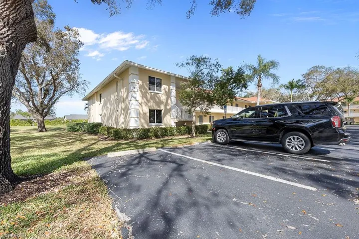 3705  Amberly N CIR, Naples, FL 34112