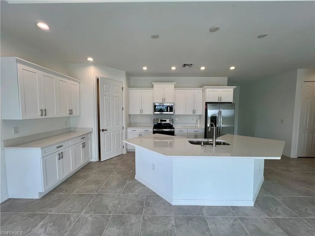 628 Falls LN, Lehigh Acres, FL 33974,2025000392