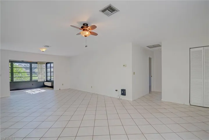 Unfurnished room with ceiling fan and light tile patterned flooring