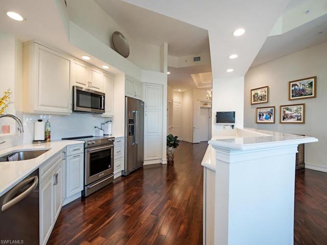 9566  Gulf Shore  DR, NAPLES, FL 34108