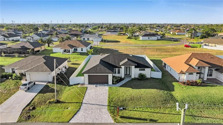 Birds eye view of property featuring a residential view