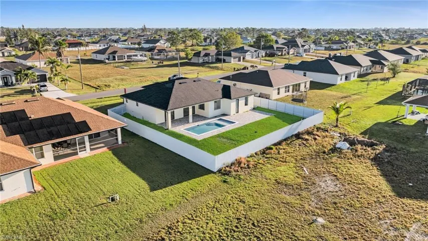 Birds eye view of property featuring a residential view