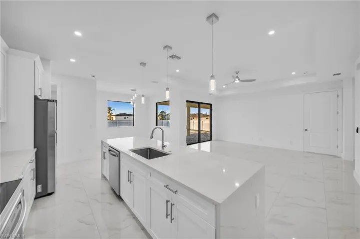 Kitchen with visible vents, a spacious island, recessed lighting, a sink, and stainless steel appliances