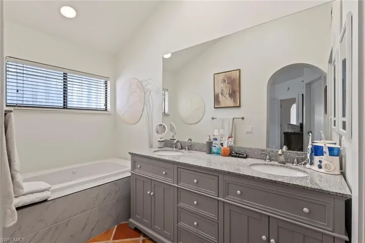 2294 Anchorage Ln B, Naples, Florida 34104