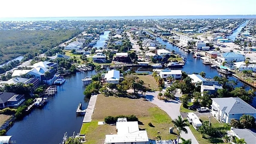 Aerial perspective of lot/canal/area