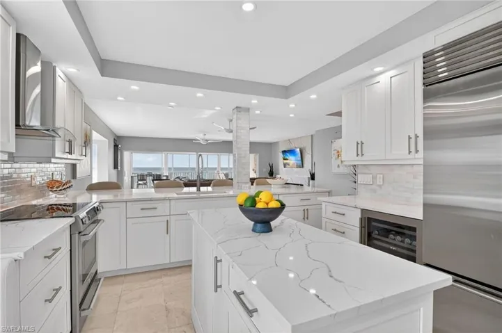 Kitchen featuring tasteful backsplash, open floor plan, stainless steel appliances, a peninsula, and recessed lighting
