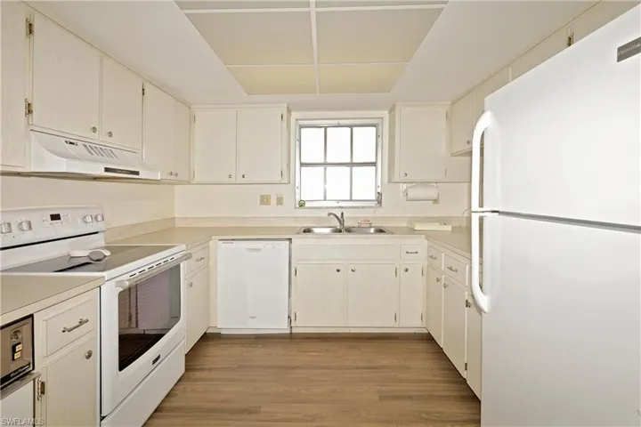 Convenient U-Shaped Kitchen with lots of cabinets.