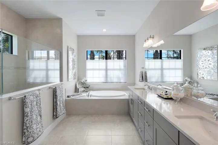 9577 Everglades Dr, Naples, Florida 34120