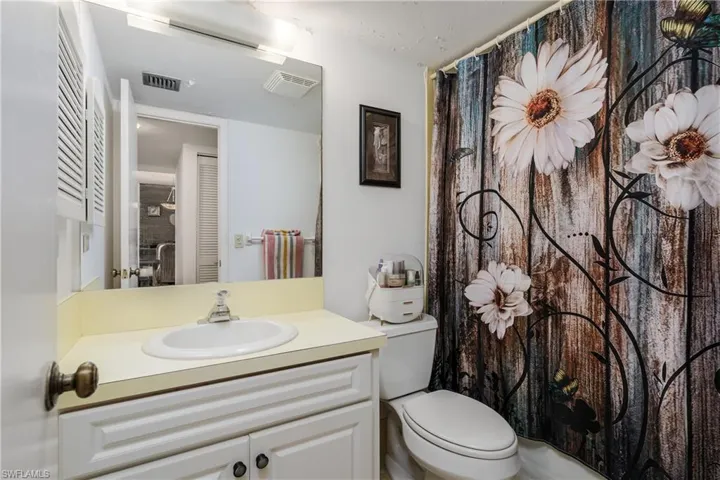 Guest bath with tub/shower