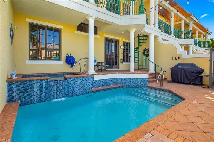Private pool & spa in rear courtyard