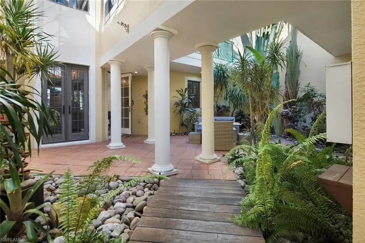 Front courtyard with spacious seating for entertaining