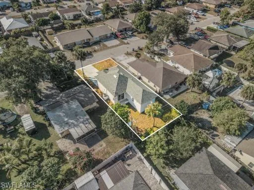 Aerial view of residential area featuring property parcel outlined