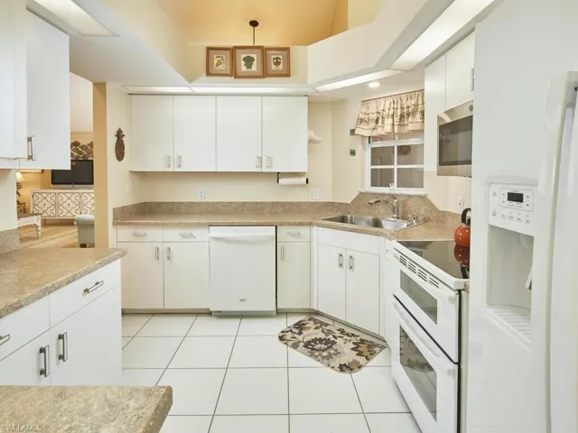 Well-equipped kitchen featuring quality appliances and a bright atmosphere.