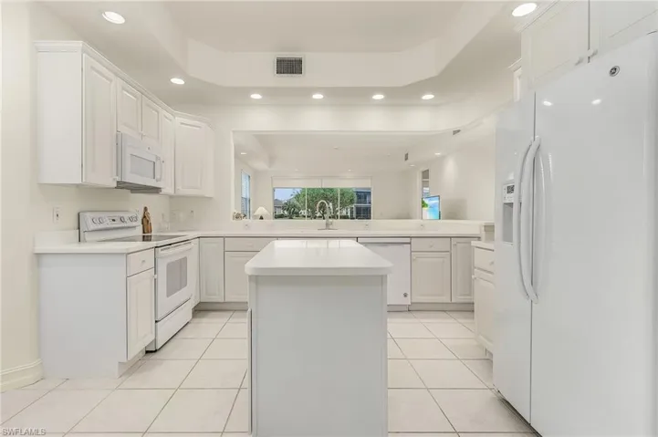4739 Stratford CT # 2201, NAPLES FL 34105