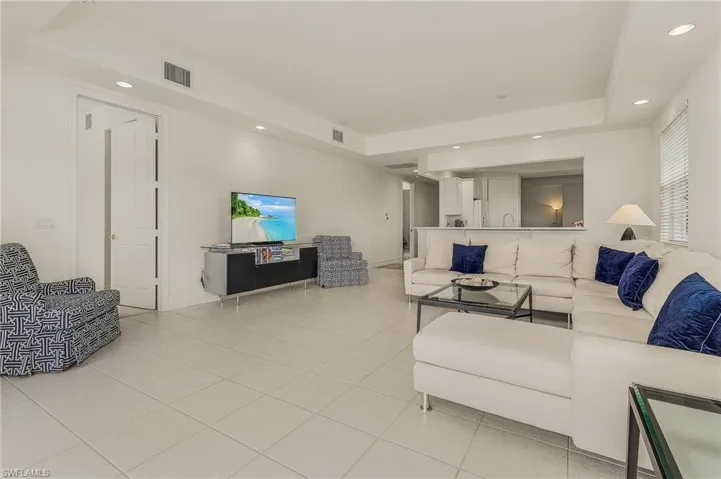 4739 Stratford CT # 2201, NAPLES FL 34105