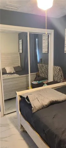 Bedroom with marble look tiles