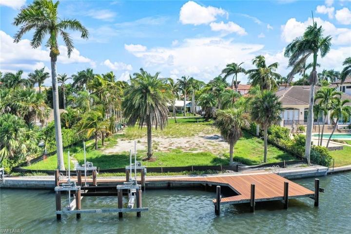 Newer Seawall and 40,000lb Boat Lift