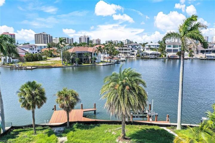 Wide Bay 180 degree Views
