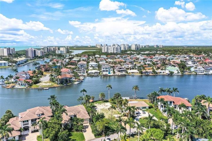 Wide Bay 180 degree Views