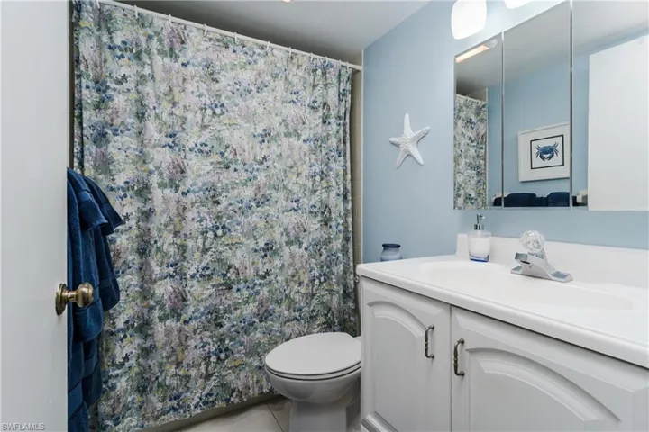 Main bath with tub/shower