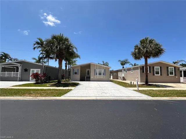 View of front of house with driveway