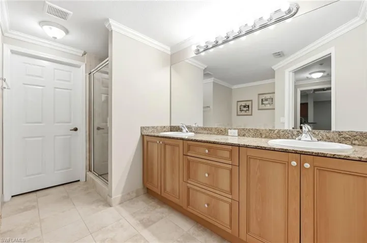 Master bath - Dual sinks, separate shower and tub