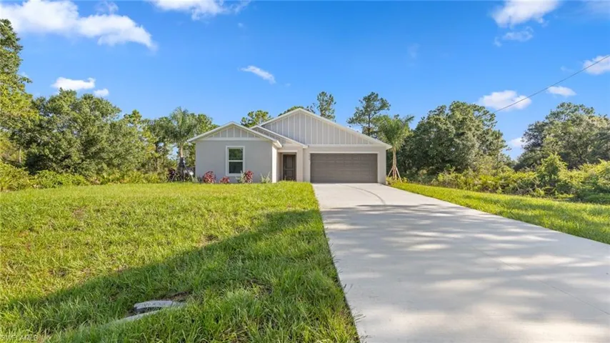 2633  Queen  DR, Lehigh Acres, FL 33971