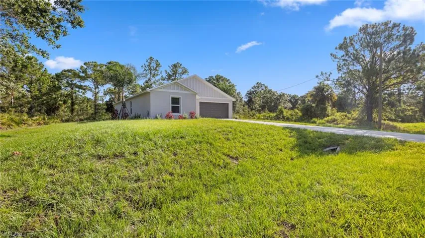 2633  Queen  DR, Lehigh Acres, FL 33971