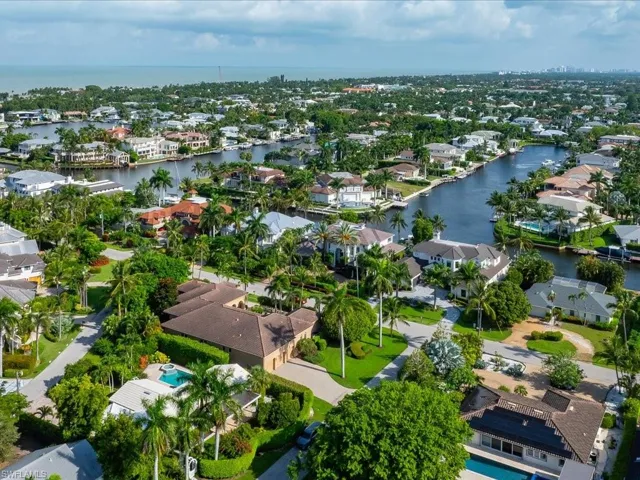 550 21st Ave S, Naples, Florida 34102