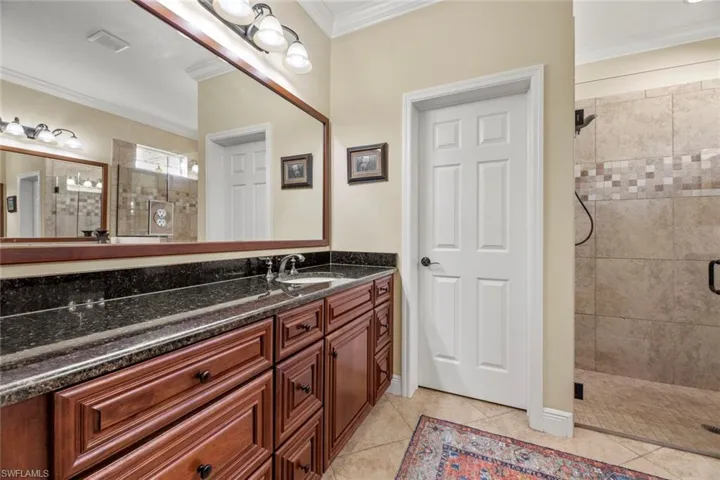 Master bath, dual vanities, private water closet behind door