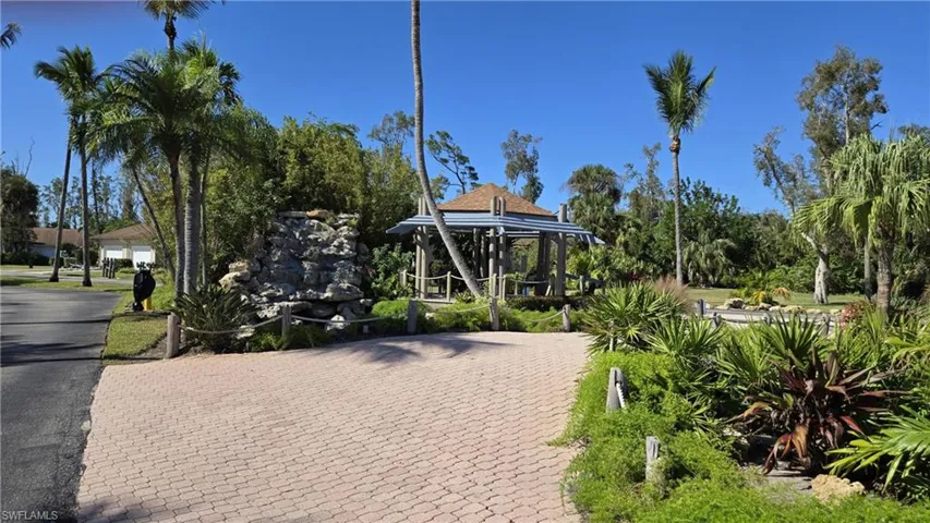 Entryway to property from public road