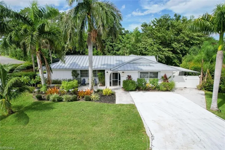 Single story home with a front yard