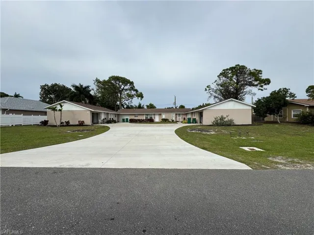 813  109th N AVE, Naples, FL 34108