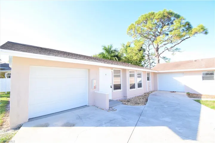 813  109th N AVE, Naples, FL 34108