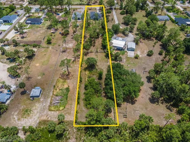 Aerial view of residential area featuring property parcel outlined