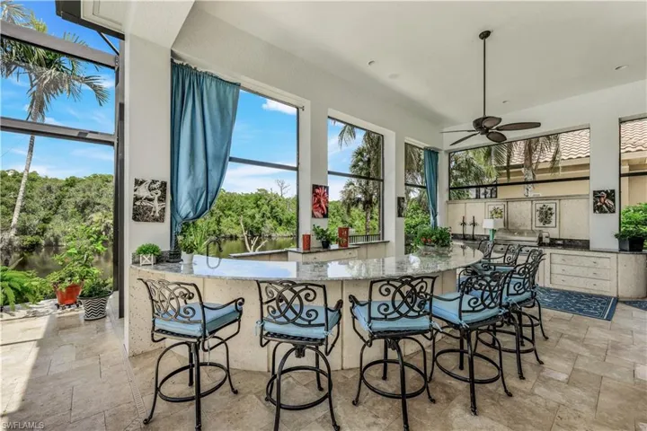 Sunset cocktails or morning coffee? A family barbecue? The possibilities are endless!