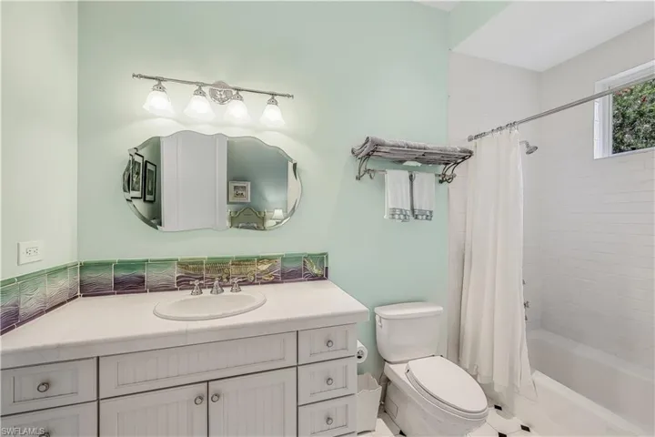 Guest en suite bathroom.