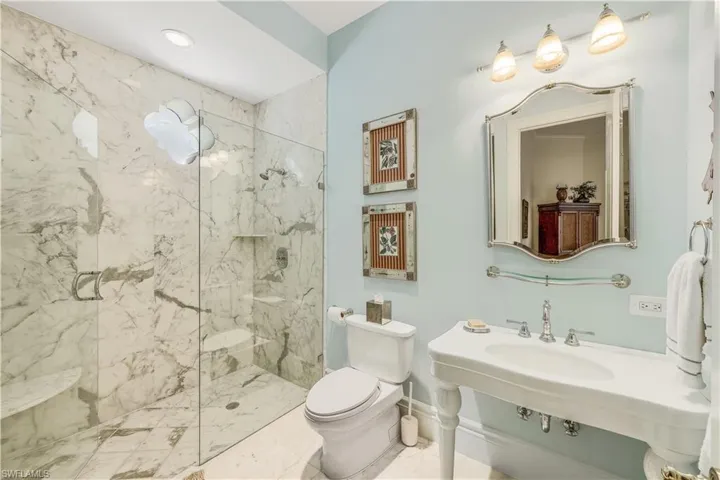 Guest en suite bathroom.