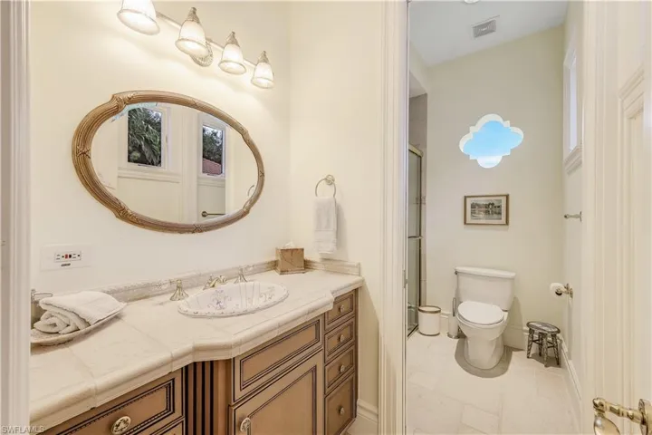 Guest en suite bathroom.