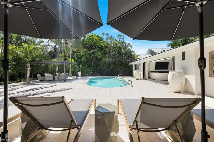 1095 Sandpiper St, Naples, Florida 34102