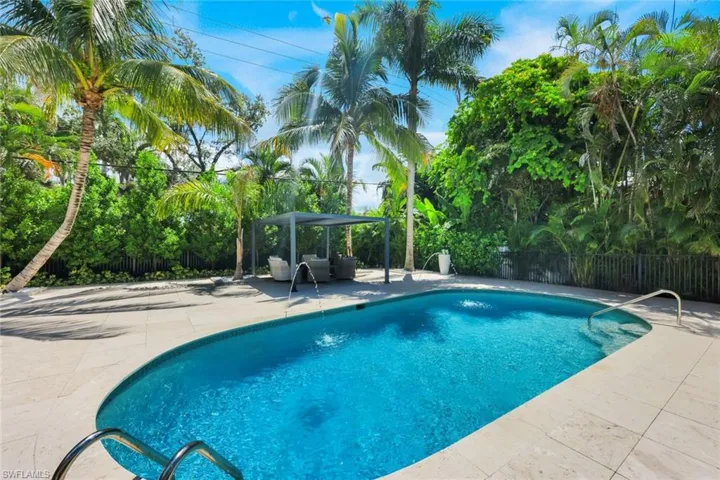 1095 Sandpiper St, Naples, Florida 34102
