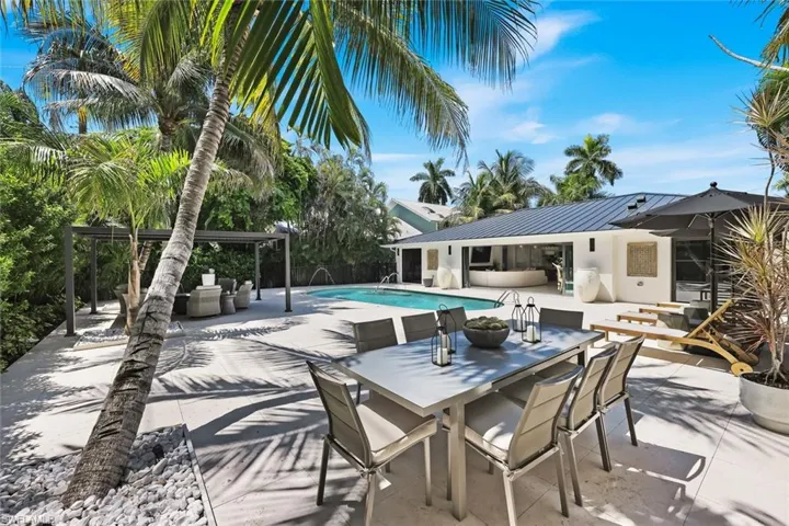 1095 Sandpiper St, Naples, Florida 34102