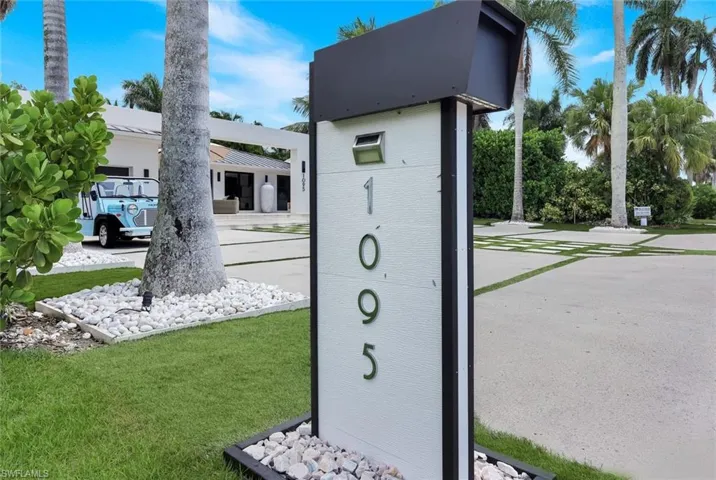 1095 Sandpiper St, Naples, Florida 34102