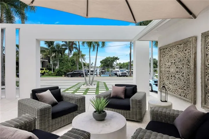 1095 Sandpiper St, Naples, Florida 34102
