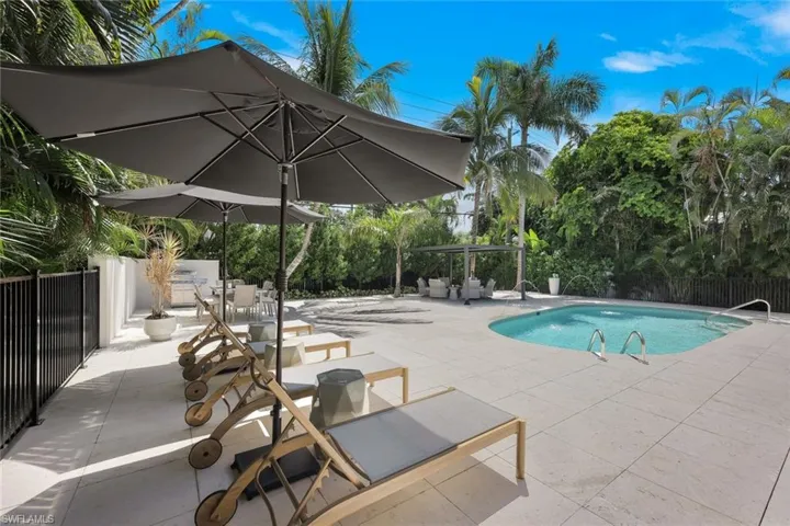 1095 Sandpiper St, Naples, Florida 34102