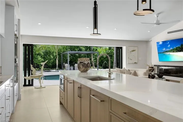1095 Sandpiper St, Naples, Florida 34102